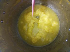 放入凤梨肉，继续小火熬至，水分完全蒸发即可！