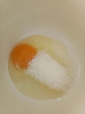 蛋黄加糖加油，稍微打发