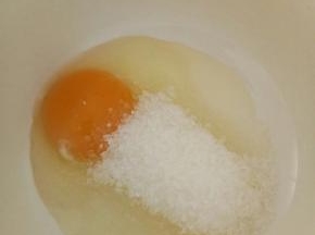 蛋黄加糖加油，稍微打发