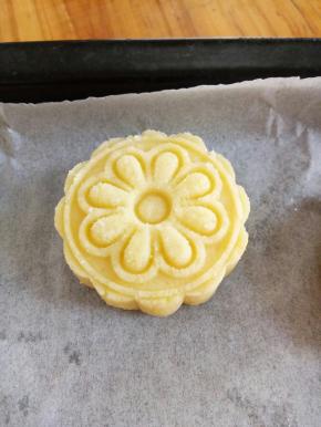 取一个面团压扁，包入馅，用包广式月饼的方法，即用虎口慢慢往上推，包好用模具压好，我没有凤梨酥模具，就用月饼模具压！