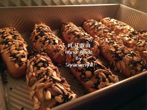 整形好的面包胚送入充分预热好的烤箱进行烤制，175度上下火15分钟。
