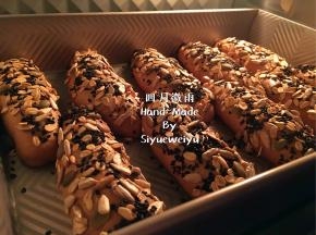 整形好的面包胚送入充分预热好的烤箱进行烤制，175度上下火15分钟。
