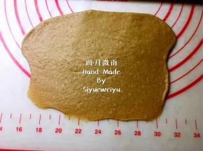 松弛好的面团取出擀压至椭圆形面皮