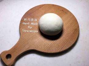 中种：食材高筋面粉150g、酵母2.5g、纯净水混合揉成光滑的面团。
