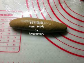 由上至下将其卷起。
