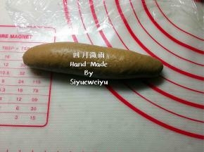 由上至下将其卷起。
