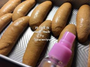 将整形好的面包胚进行再次发酵，可烤箱发酵、发酵箱发酵均可。发酵温度在33～38度之间，湿度75%～85%。发酵至1～1.5倍大即可。

发酵好面包胚，这时预热烤箱200度上下火。发酵好的面包胚表面均匀的喷一层纯净水