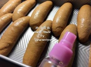 将整形好的面包胚进行再次发酵，可烤箱发酵、发酵箱发酵均可。发酵温度在33～38度之间，湿度75%～85%。发酵至1～1.5倍大即可。

发酵好面包胚，这时预热烤箱200度上下火。发酵好的面包胚表面均匀的喷一层纯净水