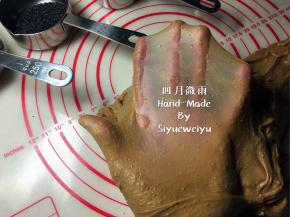 发酵好的中种分割成若干小块，与主面团食材全麦面包粉120g、海盐3g、奶粉16g、室温软化的黄油25g、以及搅拌好的黑糖水，揉至出膜。
