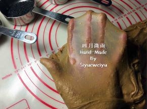 发酵好的中种分割成若干小块，与主面团食材全麦面包粉120g、海盐3g、奶粉16g、室温软化的黄油25g、以及搅拌好的黑糖水，揉至出膜。
