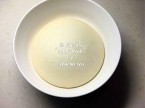揉好的面团放入容器内覆盖保鲜膜套上袋子扎紧封口，进行发酵。（可室温发酵、可冷藏发酵中种，发酵至3～4倍大。）