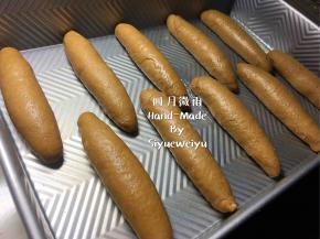 将卷好的面包胚码入烤盘内，每只面包胚之间留出足够的缝隙，避免再次发酵后面包胚膨胀粘连。
