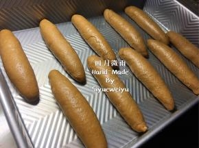 将卷好的面包胚码入烤盘内，每只面包胚之间留出足够的缝隙，避免再次发酵后面包胚膨胀粘连。
