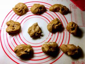 取出发酵好的面团，徒手进行排气。将其分割成均匀的十等份。