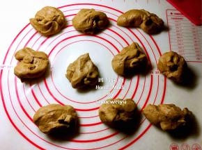 取出发酵好的面团，徒手进行排气。将其分割成均匀的十等份。