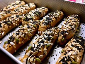 粘上谷物南瓜籽、葵花籽、燕麦片、黑芝麻。
