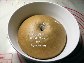 发酵至2～2.5倍大，发酵好的面团状态，手指沾少许干粉插入面团内，面孔不回缩不塌陷即可。
