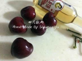 樱桃酒：准备好黑樱桃5颗、金朗姆酒50ml、糖粉20g。