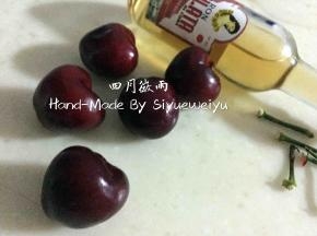 樱桃酒：准备好黑樱桃5颗、金朗姆酒50ml、糖粉20g。