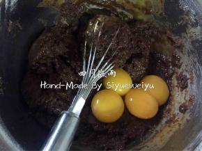 可可糊内加入蛋黄4枚，“Z、N、J”字法拌均成为可可面糊一边备用。这时烤箱预热170度上下火。
