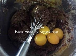 可可糊内加入蛋黄4枚，“Z、N、J”字法拌均成为可可面糊一边备用。这时烤箱预热170度上下火。
