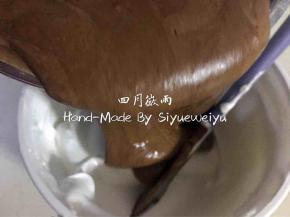 将拌好的可可糊倒入蛋白霜内，用“Z、N、G、J”字法翻拌切拌均匀成为蛋糕面糊。不要有蛋白残留，要切拌均匀。
