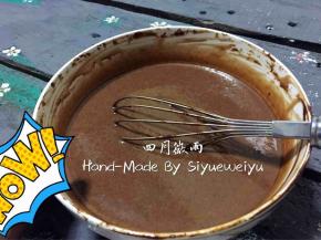 巧克力奶油：淡奶油500g、纯可可脂黑巧克力120g、可可粉30g、细砂糖30g混合入奶锅内小火煮开，边煮边不停的搅拌至食材全部溶解即可离火，离火后搅拌至巧克力奶油冷却，冷藏一夜!
