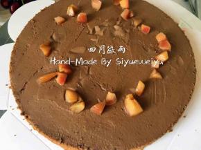 抹上一层巧克力奶油，撒上酒寝樱桃碎