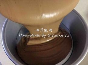 将蛋糕面糊倒入8寸戚风模具内，震下模具即可送入预热好的烤箱进行烘焙。
