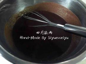 搅拌好的可可糊加玉米油78g搅拌均匀至乳化状态。
