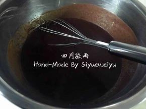 搅拌好的可可糊加玉米油78g搅拌均匀至乳化状态。
