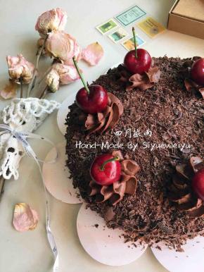 一只超级好吃的“黑深林蛋糕”完成了～
