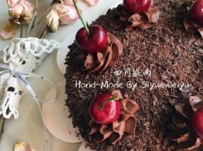 一只超级好吃的“黑深林蛋糕”完成了～
