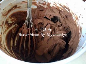 巧克力奶油用电动打蛋器打发，分装出50g巧克力奶油备用