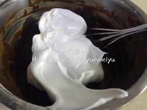 舀出1/3蛋白霜入可可面糊内，用“Z、N、G、J”字法来翻拌切拌均匀。
