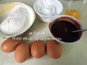 巧克力蛋糕体：准好鸡蛋4枚、细砂糖90g、低筋面粉100g、可可粉20g、玉米油78g、纯净水78g、柠檬汁两滴。

可可粉20g加纯净水78g搅拌均匀至可可粉全部溶解。
