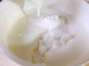 打至微出纹路的状态，加入细砂糖30g。