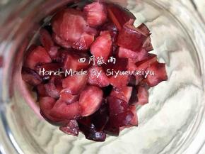 樱桃清洗干净晾干水渍，切丁码入消过毒的玻璃容器内，樱桃丁表面铺糖粉20g