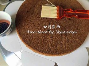 蛋糕胚表面刷一层樱桃酒