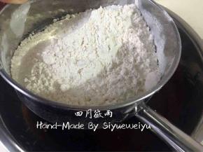 筛入低筋面粉，“Z、N”字法拌均成为可可面糊。注意手法不要画圈避免面粉起劲。
