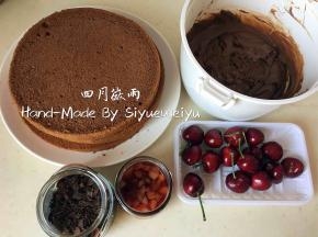 黑深林蛋糕制作，准备好巧克力蛋糕胚3片、大黑樱桃6颗、巧克力奶油、樱桃酒20ml、酒侵樱桃30g、巧克力碎150g。
