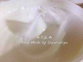 将其打至湿性发泡，提起打蛋器容器内留下弯角即可。
