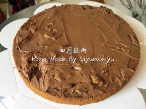 抹薄薄的一层巧克力奶油，铺第二层蛋糕胚片，刷一层樱桃酒，抹一层巧克力奶油，撒一层酒侵樱桃碎，铺第三层蛋糕胚片。
