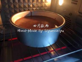 烘焙160度上下火50分钟。出炉后震一下模具，立刻倒扣在烤网上，冷却后脱模切片备用。
