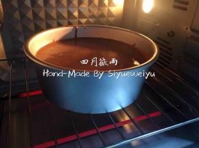 烘焙160度上下火50分钟。出炉后震一下模具，立刻倒扣在烤网上，冷却后脱模切片备用。
