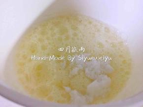 蛋白4枚，加入柠檬汁两滴打至鱼眼泡，加细砂糖30g。