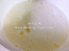 打至浓稠的状态，加细砂糖30g。