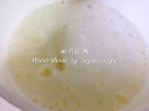 打至浓稠的状态，加细砂糖30g。