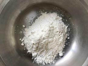 在碗中放入适量面粉