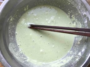 将黄瓜汁和面粉搅拌，成流动的糊